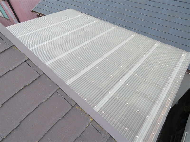 ベランダの波板の屋根が大きく、足場の設置の際に波板を外すか、当たらないようにかわして建てる必要があります。